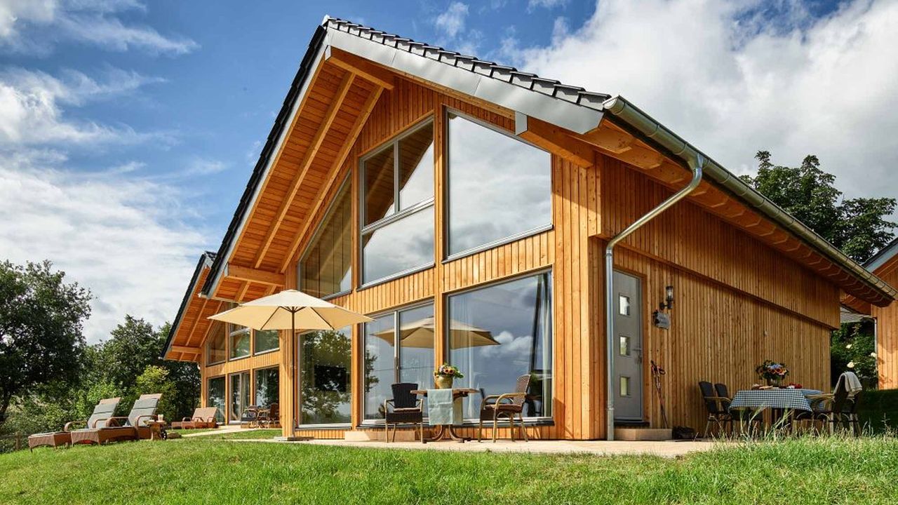 Rheinblick-Chalet: Hausansicht mit Terrasse Rheinblick-Chalet: Hausansicht mit Terrasse